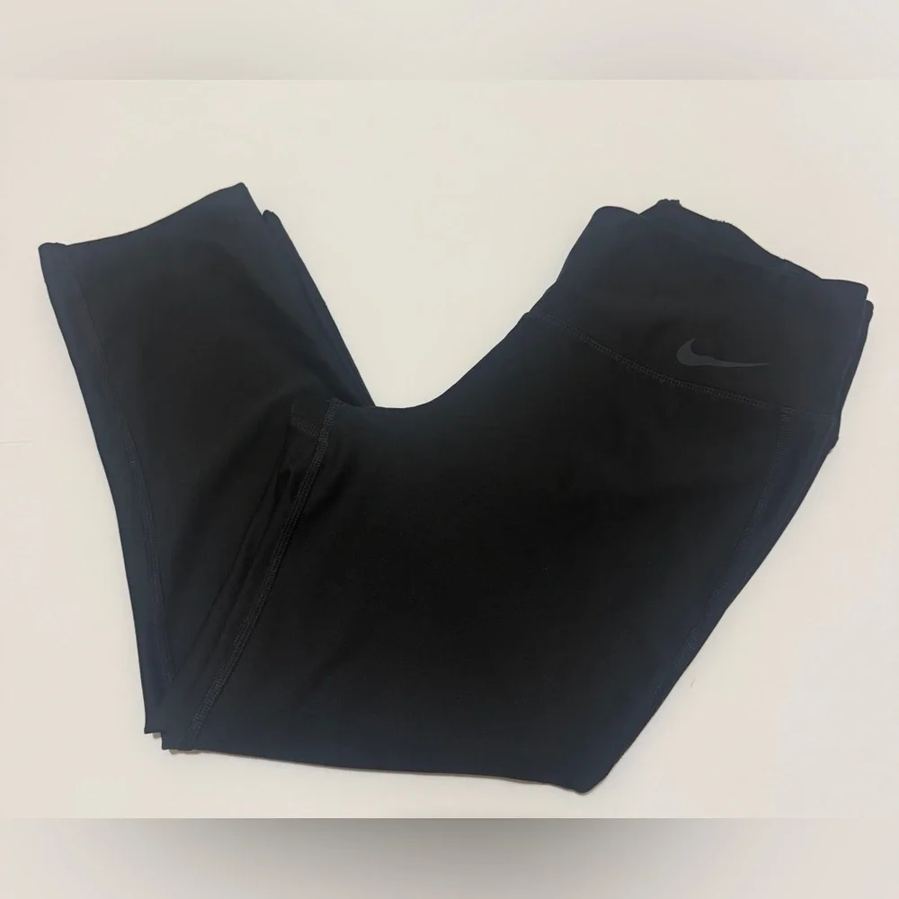 Nike Women’s Black Cropped Performance Leggings